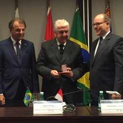 cabinet frayre a sao paulo bresil avec le monaco economic board 12